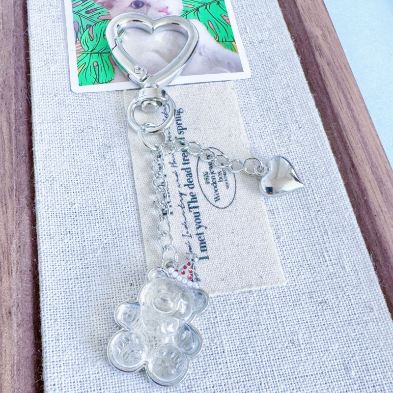 Medvés szív alakú kulcstartó – friss, letisztult stílus táskákhoz, autókulcsokhoz és fejhallgatókhoz