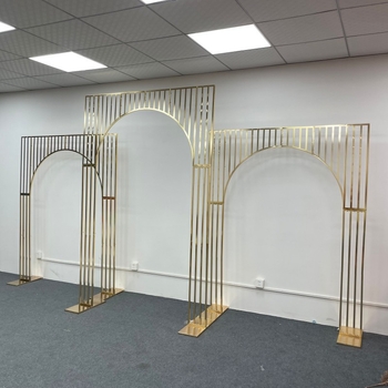 Cadru de fundal auriu pentru nuntă cu arc placat, pentru ceremonii în aer liber