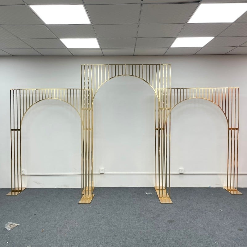 Cadru de fundal auriu pentru nuntă cu arc placat, pentru ceremonii în aer liber