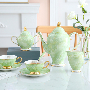 Set de cafea din marmură, porțelan de oase cu finisaj auriu, în stil european — cești și farfurioare, oală de cafea