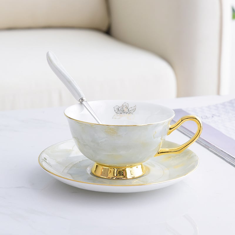 Set de cafea din marmură, porțelan de oase cu finisaj auriu, în stil european — cești și farfurioare, oală de cafea