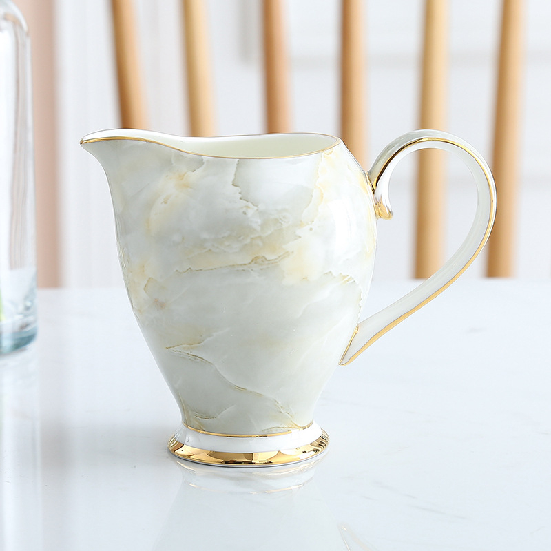 Set de cafea din marmură, porțelan de oase cu finisaj auriu, în stil european — cești și farfurioare, oală de cafea