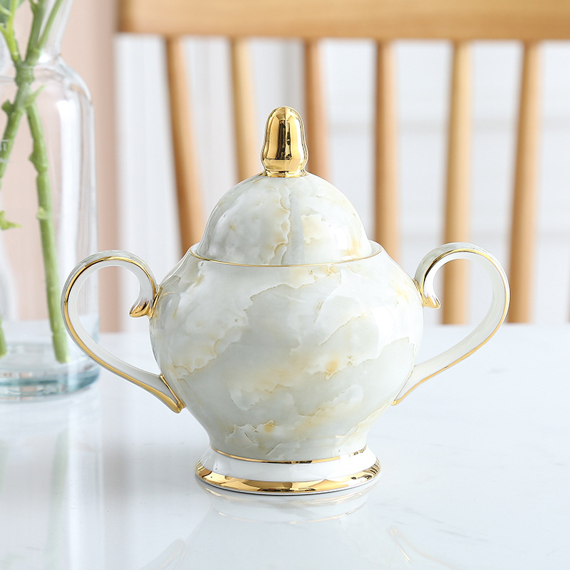 Set de cafea din marmură, porțelan de oase cu finisaj auriu, în stil european — cești și farfurioare, oală de cafea