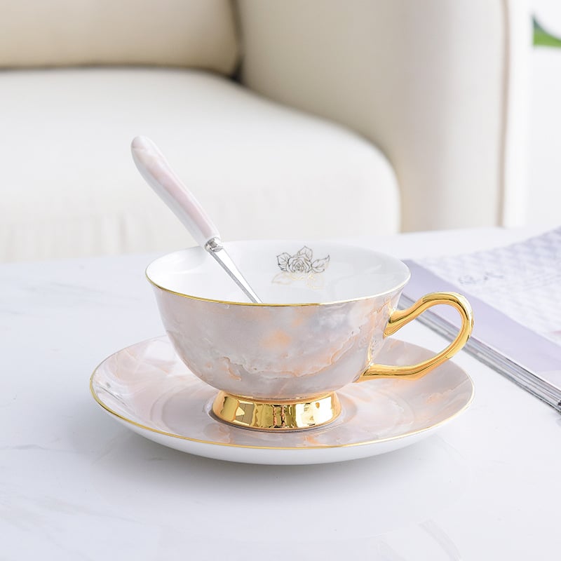 Set de cafea din marmură, porțelan de oase cu finisaj auriu, în stil european — cești și farfurioare, oală de cafea