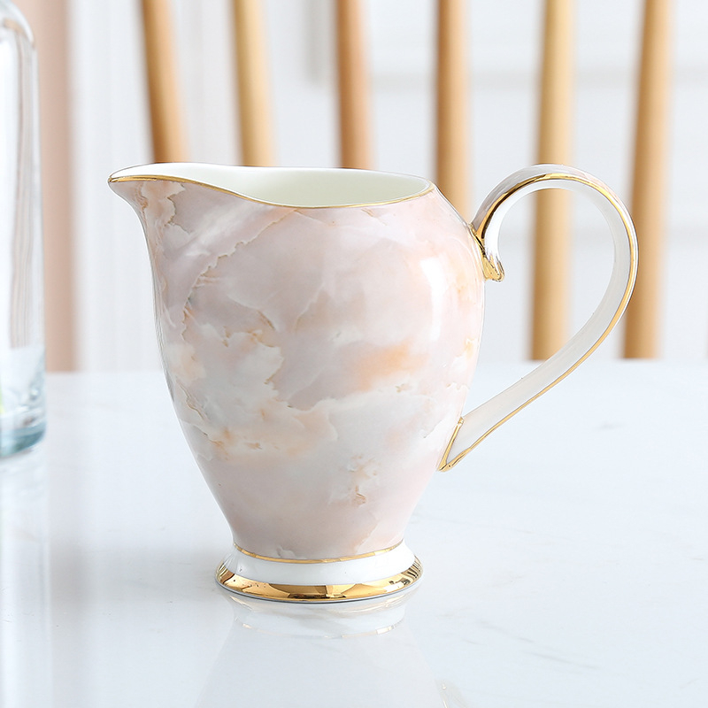 Set de cafea din marmură, porțelan de oase cu finisaj auriu, în stil european — cești și farfurioare, oală de cafea