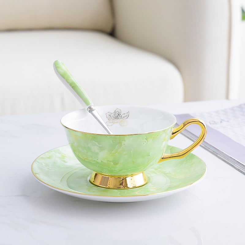 Set de cafea din marmură, porțelan de oase cu finisaj auriu, în stil european — cești și farfurioare, oală de cafea