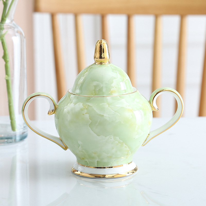 Set de cafea din marmură, porțelan de oase cu finisaj auriu, în stil european — cești și farfurioare, oală de cafea
