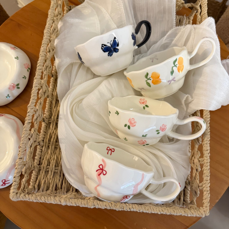 Set din ceramică: cană de cafea și farfurie, pictate manual, în stil francez, cu model floral, pentru ceaiul de după-amiază