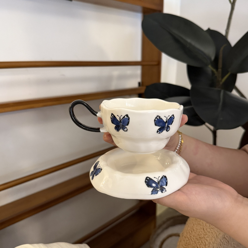 Set din ceramică: cană de cafea și farfurie, pictate manual, în stil francez, cu model floral, pentru ceaiul de după-amiază
