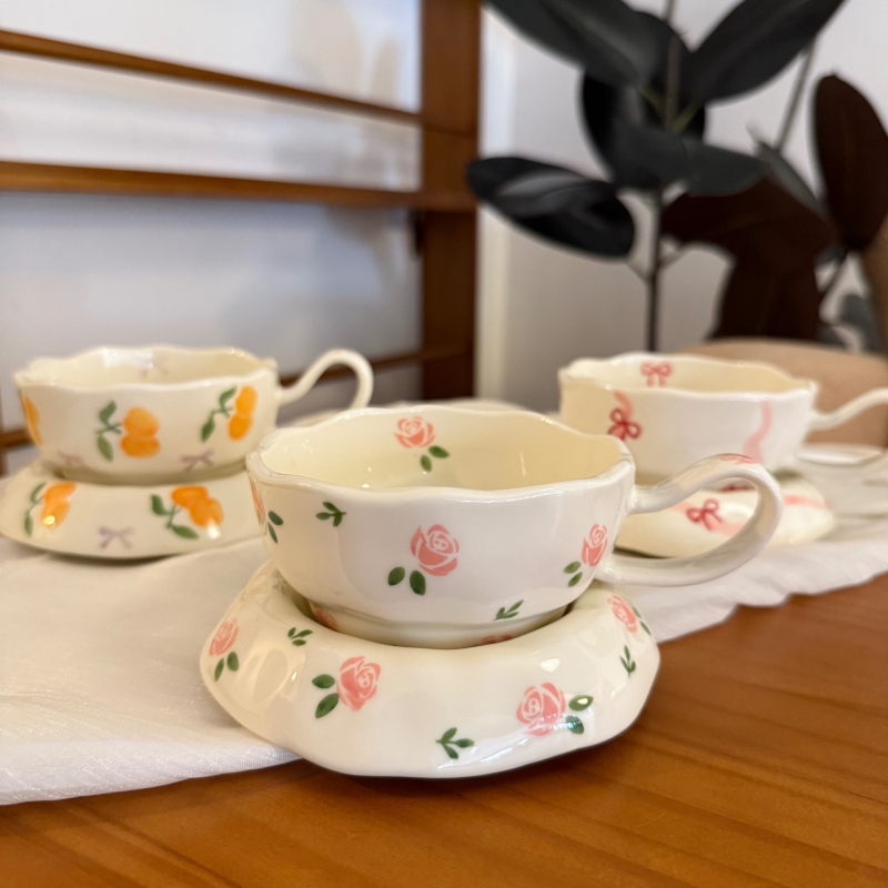 Set din ceramică: cană de cafea și farfurie, pictate manual, în stil francez, cu model floral, pentru ceaiul de după-amiază