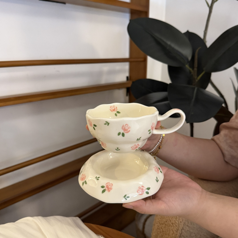 Set din ceramică: cană de cafea și farfurie, pictate manual, în stil francez, cu model floral, pentru ceaiul de după-amiază