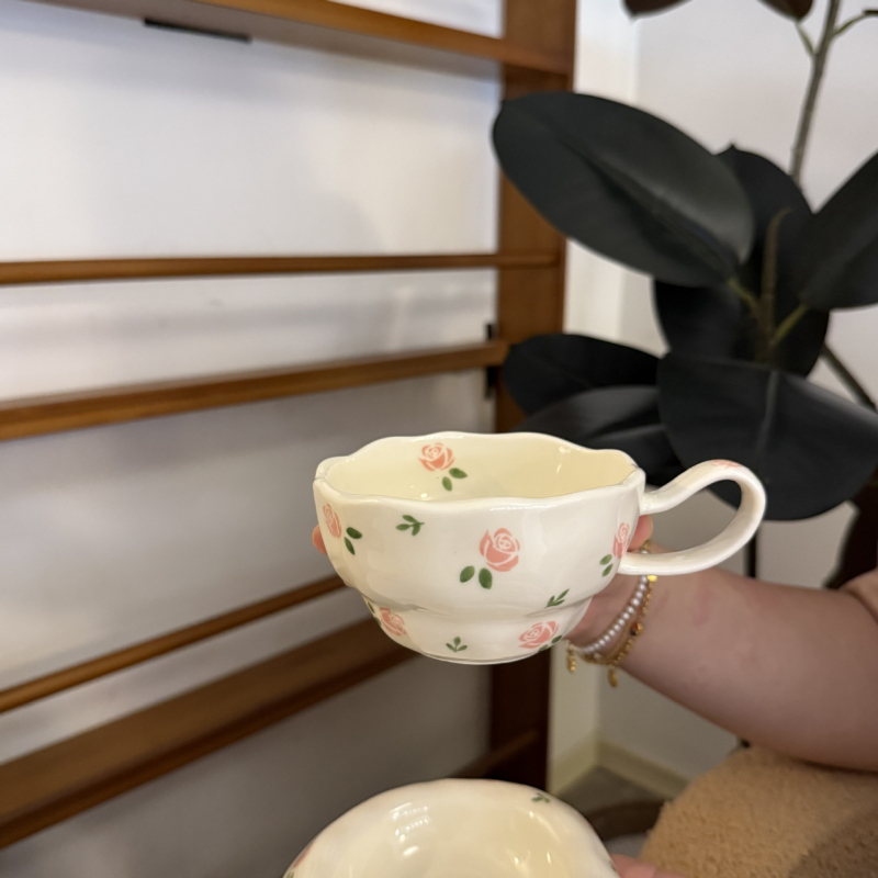 Set din ceramică: cană de cafea și farfurie, pictate manual, în stil francez, cu model floral, pentru ceaiul de după-amiază