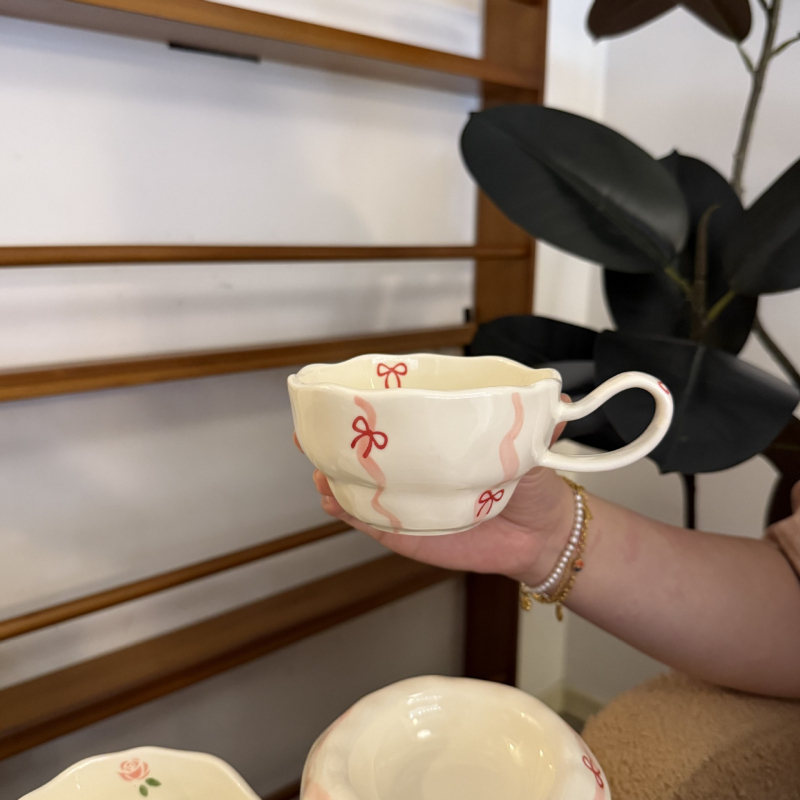 Set din ceramică: cană de cafea și farfurie, pictate manual, în stil francez, cu model floral, pentru ceaiul de după-amiază