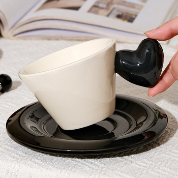 Set ceramic cușă de cafea în formă de inimă, cu farfuriu și platou pentru desert, ideal pentru ceaiul de după-amiază