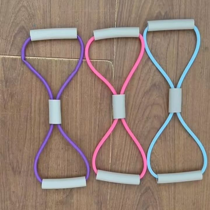 Tenzioner za leđa – rastezanje ramena i vrata, kućna joga i pilates s elastičnim trakom