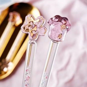 Baghetă de amestecare din sticlă transparentă, cu accente de cristale, motiv cer înstelat, amprente de labă de pisică și flor i sakură — accesoriu pentru ceașcă