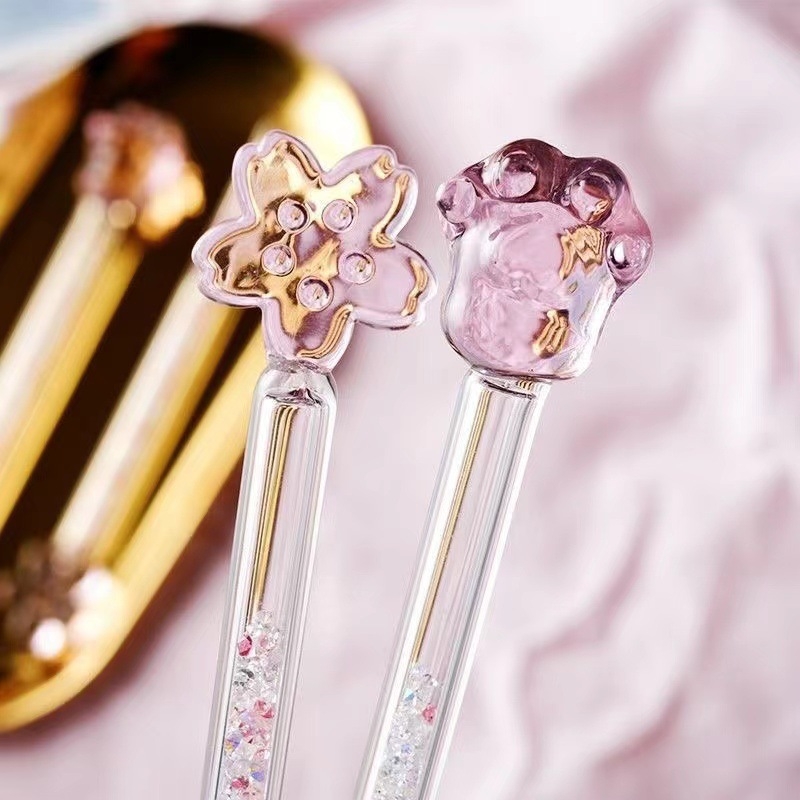 Baghetă de amestecare din sticlă transparentă, cu accente de cristale, motiv cer înstelat, amprente de labă de pisică și flor i sakură — accesoriu pentru ceașcă