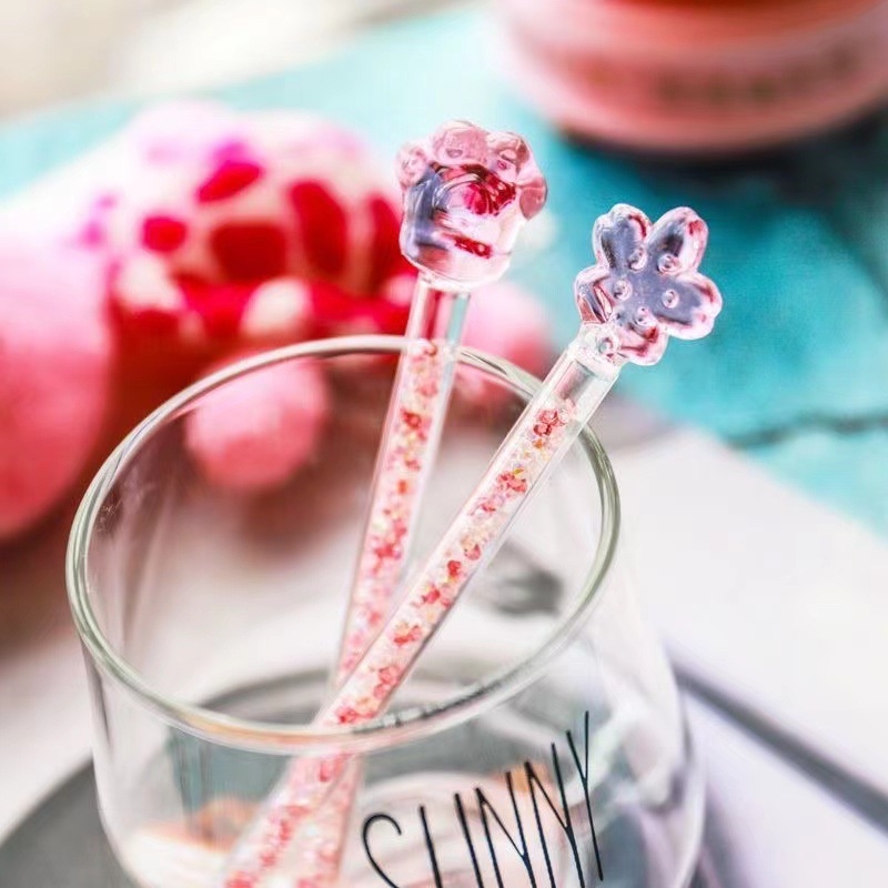 Baghetă de amestecare din sticlă transparentă, cu accente de cristale, motiv cer înstelat, amprente de labă de pisică și flor i sakură — accesoriu pentru ceașcă