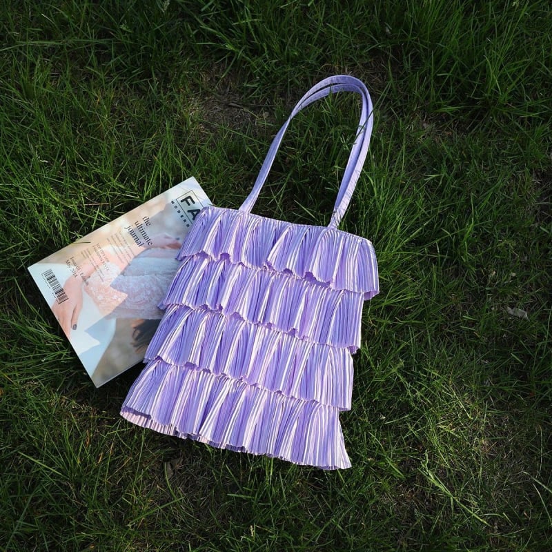 Γυναικεία τσάντα τύπου tote με πλισέ, μονόχρωμη και φούντα, έμπνευση cake-skirt, φρέσκου στυλ; φοριέται κάτω από τον βραχίωνα, στον ώμο ή διασταυρωμένα.