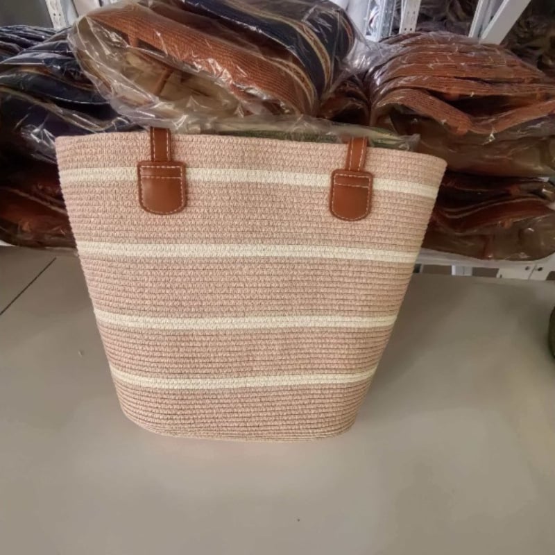 Γυναικεία τσάντα για τον ώμο, αστικός μινιμαλισμός, μεσαίου μεγέθους, κάθετης τετράγωνης μορφής, PP υλικό, επένδυση πολυεστέρα, φερμουάρ, εσωτερικά τσεπάκια για κινητό και ID, διπλοί ιμάντες, καθημερινή χρήση, άνοιξη 2026