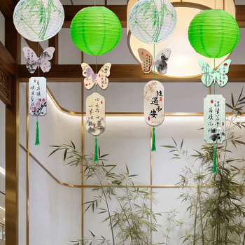Decorațiuni de primăvară cu zmeie verzi și felinare de hârtie în stil tradițional chinezesc pentru decorarea scenei