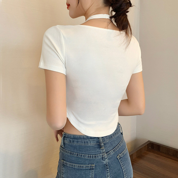 Λευκό γυναικείο κοντομάνικο T‑shirt με halter λαιμό, στενή γραμμή και καμπύλο τελείωμα για το καλοκαίρι