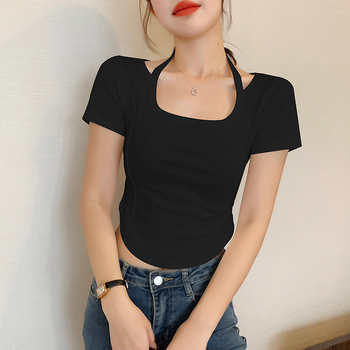 Λευκό γυναικείο κοντομάνικο T‑shirt με halter λαιμό, στενή γραμμή και καμπύλο τελείωμα για το καλοκαίρι