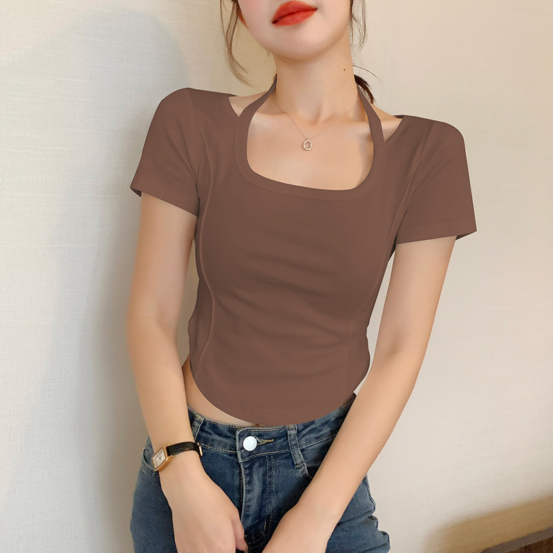 Λευκό γυναικείο κοντομάνικο T‑shirt με halter λαιμό, στενή γραμμή και καμπύλο τελείωμα για το καλοκαίρι