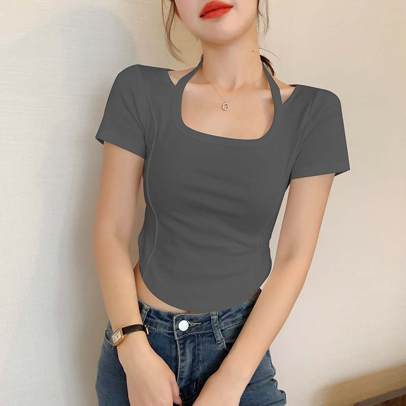 Λευκό γυναικείο κοντομάνικο T‑shirt με halter λαιμό, στενή γραμμή και καμπύλο τελείωμα για το καλοκαίρι
