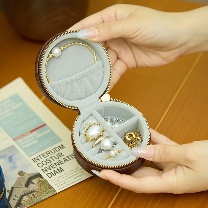Kutija za nakit od vrhunske kože s podijeljenim pretincima za naušnice, prstenje i ogrlice — elegantna kutija za pohranu, dimenzije 7,5 × 7,5 × 4,5 cm.