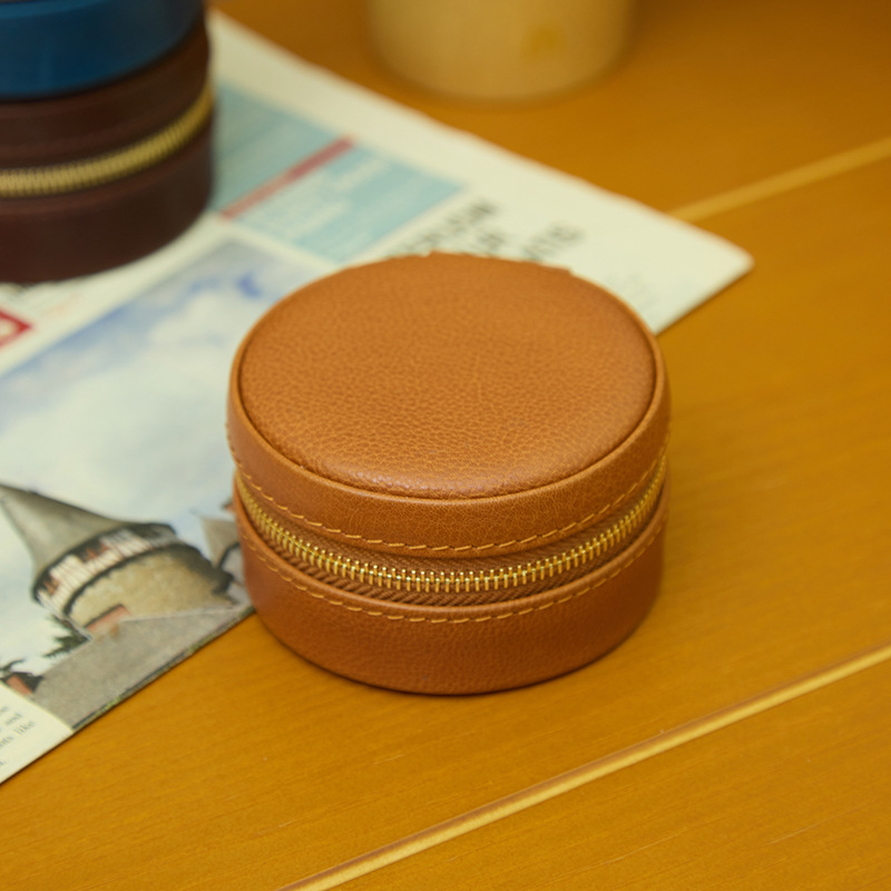 Kutija za nakit od vrhunske kože s podijeljenim pretincima za naušnice, prstenje i ogrlice — elegantna kutija za pohranu, dimenzije 7,5 × 7,5 × 4,5 cm.
