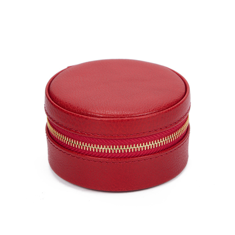 Kutija za nakit od vrhunske kože s podijeljenim pretincima za naušnice, prstenje i ogrlice — elegantna kutija za pohranu, dimenzije 7,5 × 7,5 × 4,5 cm.