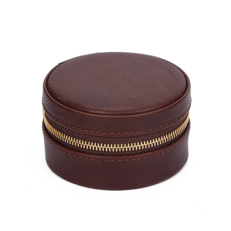 Kutija za nakit od vrhunske kože s podijeljenim pretincima za naušnice, prstenje i ogrlice — elegantna kutija za pohranu, dimenzije 7,5 × 7,5 × 4,5 cm.