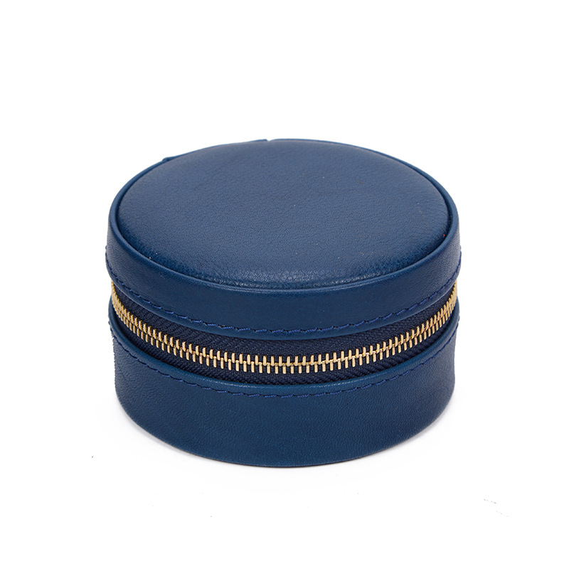 Kutija za nakit od vrhunske kože s podijeljenim pretincima za naušnice, prstenje i ogrlice — elegantna kutija za pohranu, dimenzije 7,5 × 7,5 × 4,5 cm.