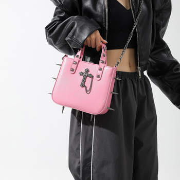 Ženska torba u gotičkom stilu sa zakovicama, dekorom lubanje i križa, crossbody torba