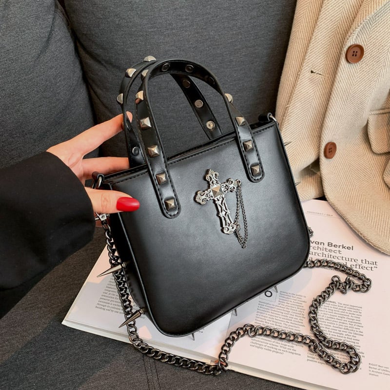 Ženska torba u gotičkom stilu sa zakovicama, dekorom lubanje i križa, crossbody torba