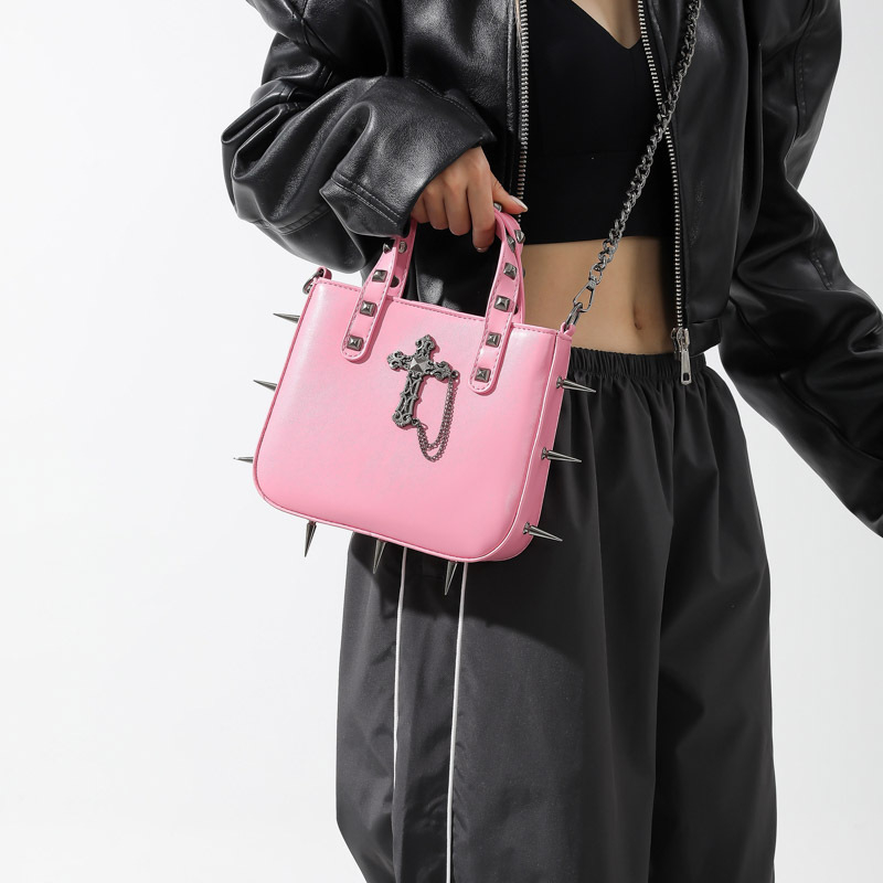 Ženska torba u gotičkom stilu sa zakovicama, dekorom lubanje i križa, crossbody torba