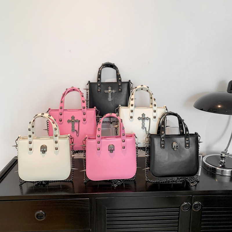 Ženska torba u gotičkom stilu sa zakovicama, dekorom lubanje i križa, crossbody torba