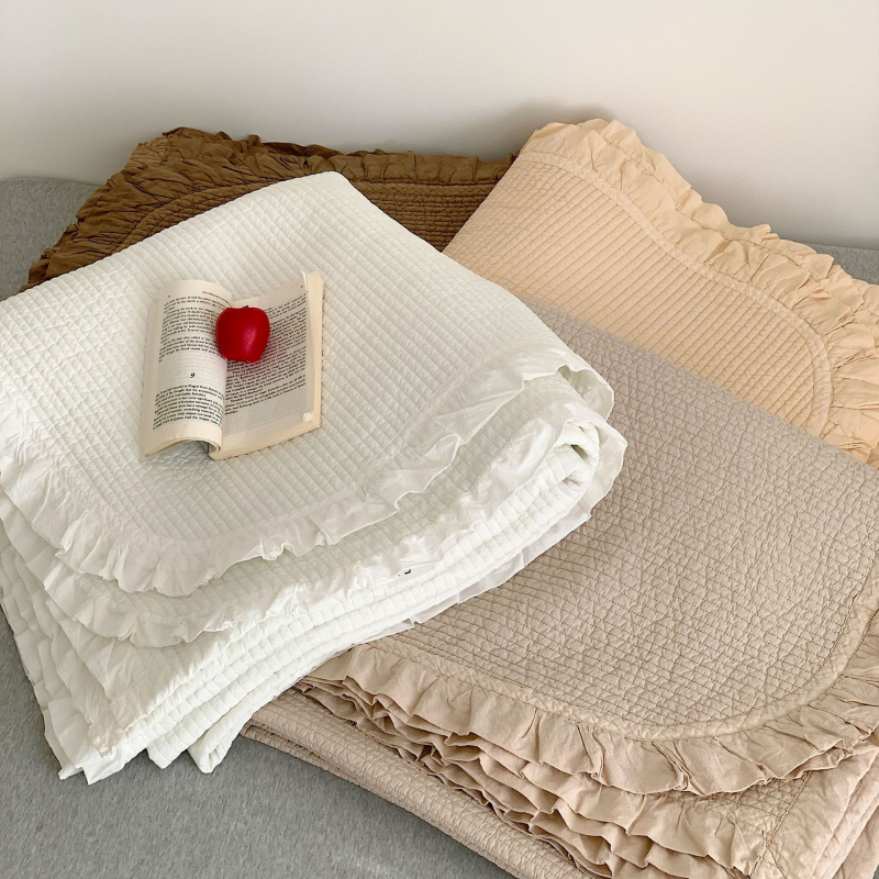 Set de cuvertură pentru pat, trei piese, model quilted, margine de volane delicată, 100% bumbac, spălare cu nisip