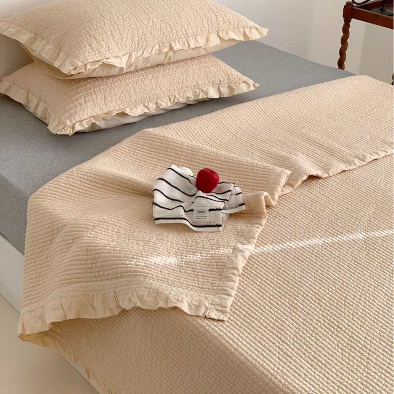 Set de cuvertură pentru pat, trei piese, model quilted, margine de volane delicată, 100% bumbac, spălare cu nisip
