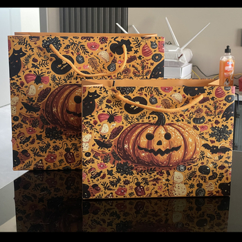 Saci de cadouri din hârtie cu mâner, design cartoon pentru Halloween și Paște