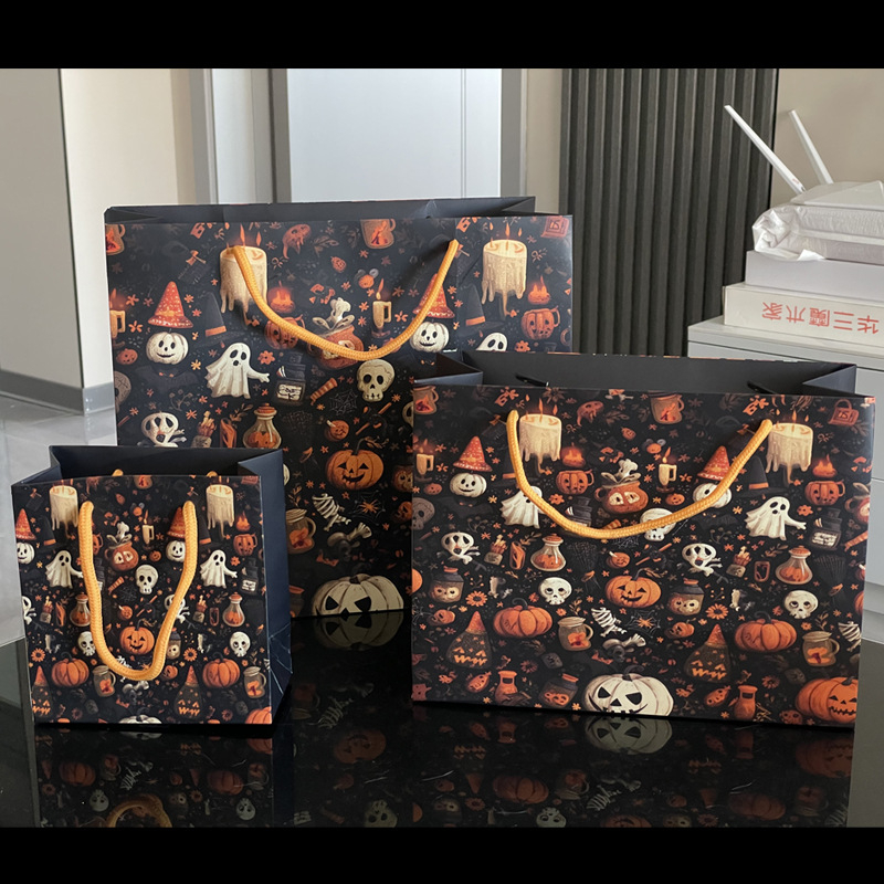 Saci de cadouri din hârtie cu mâner, design cartoon pentru Halloween și Paște