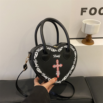 Personalizirana ženska torba u punk stilu s metalnim zakovicama, tamna, 2024 model, torba kutija u obliku srca s križem preko ramena