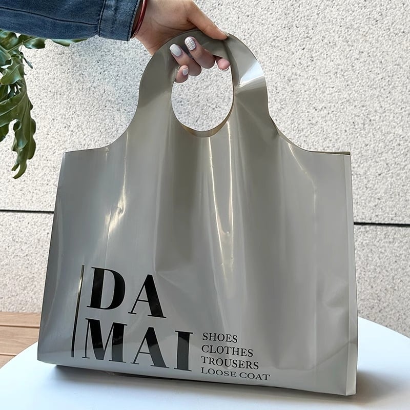 Geantă de cumpărături din plastic premium pentru magazin de îmbrăcăminte, pungă de ambalaj pentru femei — îngroșată, stilată și minimalistă, dimensiuni: mare 43×55 cm, medie 38×49 cm, mică 30×39 cm.