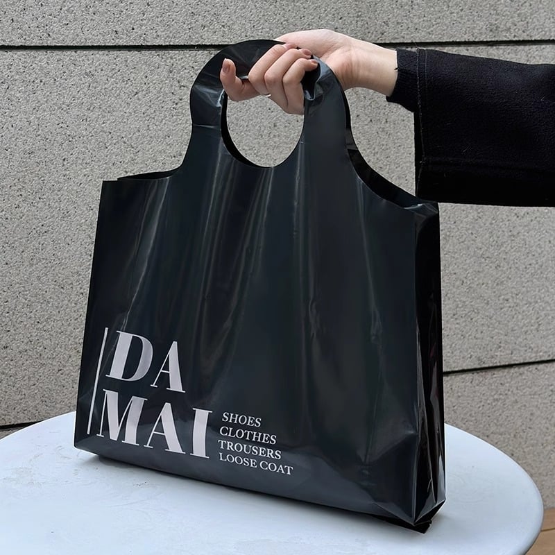 Geantă de cumpărături din plastic premium pentru magazin de îmbrăcăminte, pungă de ambalaj pentru femei — îngroșată, stilată și minimalistă, dimensiuni: mare 43×55 cm, medie 38×49 cm, mică 30×39 cm.