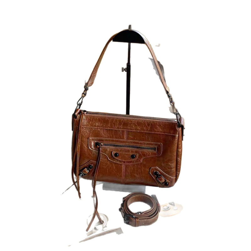 Unisex μοτό τσάντα ώμου και crossbody, μεγάλη χωρητικότητα, διακόσμηση με καρφίτσες, δέρμα βοοειδών