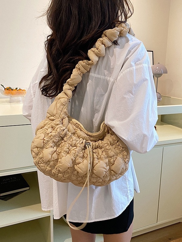 Torba za rame s oblacnim plisiranjem, vrhunska kvaliteta, ljeto 2024, teksturirana