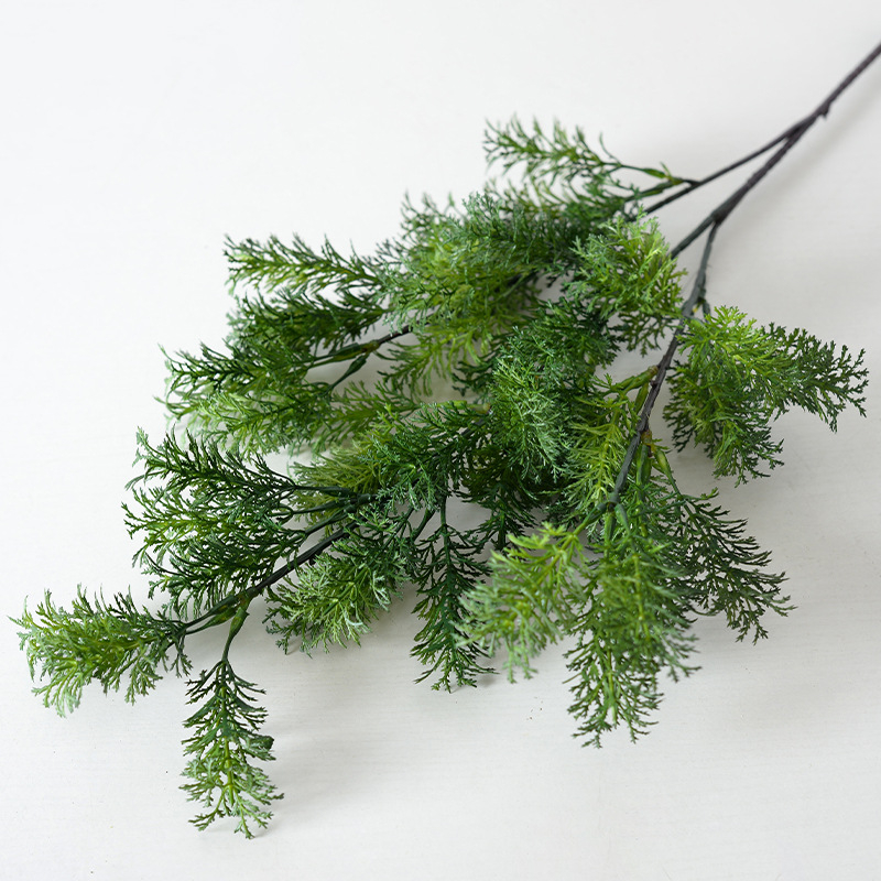 Flori artificiale personalizate și plante verzi în stil forestier pentru decorul sălii de nuntă