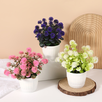 Bonsai artificial într-o vază sferică, cu flori de liliac, decor interior