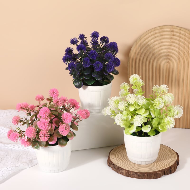 Bonsai artificial într-o vază sferică, cu flori de liliac, decor interior